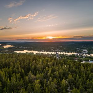 Die Landschaft Lapplands im Schein der Mitternachtssonne